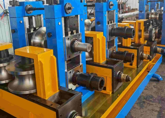L'équipement est équipé d'un moteur de commande à commande automatique.
