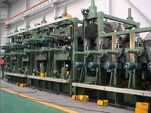 Machine de fabrication de tubes de 16' API FF Forge, ligne de production de tubes en acier avec un fonctionnement facile