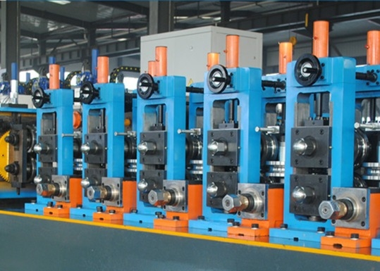 Machinerie de fabrication de haute précision tension 380v / 440v ligne de production de tuyaux en acier