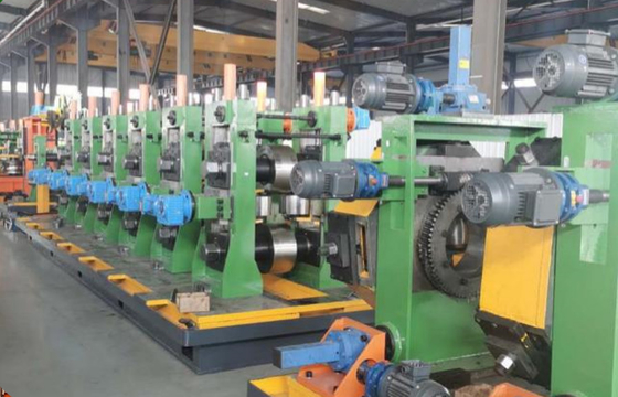 380v ligne de production de la machine de moulage de tubes Erw Machine de soudage et de moulage très efficace