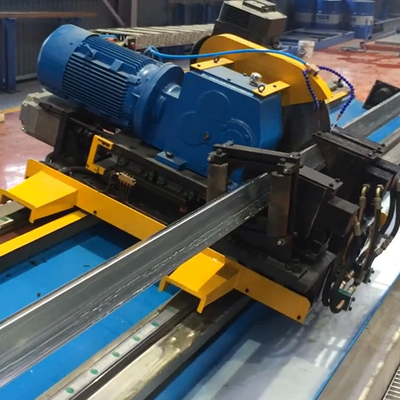 Équipement de moulage automatique de tubes personnalisé Forgeage à grande vitesse pour une production polyvalente