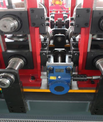 machine de fabrication de tubes en acier de largeur de 100 à 300 mm avec système de découpe hydraulique