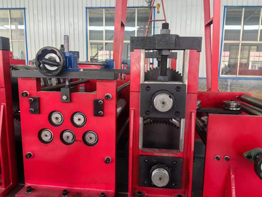 Machine de fabrication de tuyaux d'acier efficace de coupe hydraulique de 15 à 20 m/min Vitesse