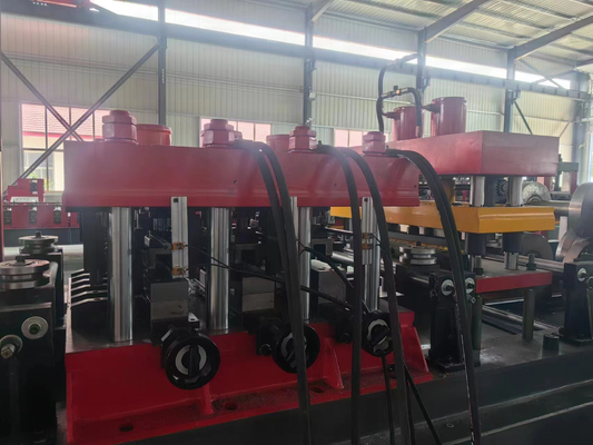 Machine de fabrication de tubes en acier efficace 380V 3 phases 50Hz Puissance 7,5 kW