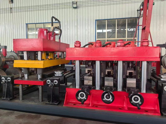 Machine de fabrication de tubes en acier efficace 380V 3 phases 50Hz Puissance 7,5 kW