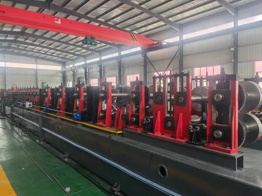 Machine de fabrication de tubes en acier efficace 380V 3 phases 50Hz Puissance 7,5 kW