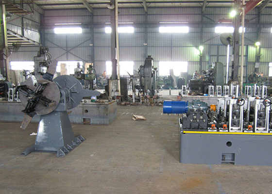 machine de fabrication de tuyaux en acier industriel à carbone décoratif avec soudeur ERW