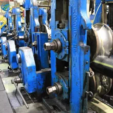 Machine de formage automatique de rouleaux pour la fabrication de tubes en acier