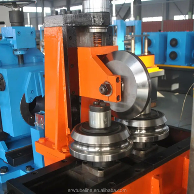 Machine de fabrication de tuyaux soudés contrôlés par PLC pour tuyaux en acier au carbone