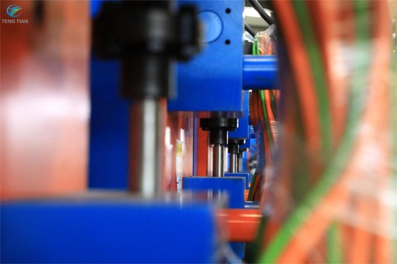 Machine de fabrication de tubes en acier à accumulateur horizontal pour tubes carrés F150