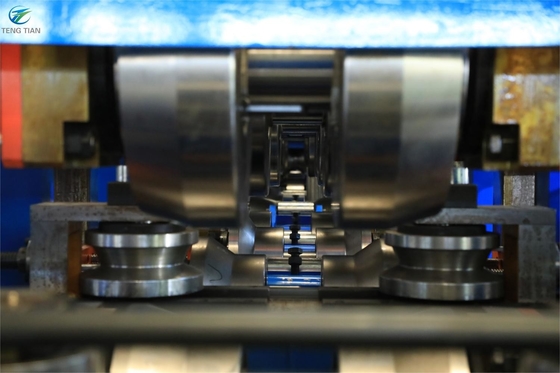 Machine de fabrication de tubes en acier à accumulateur horizontal pour tubes carrés F150
