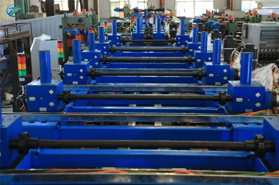 Machine de fabrication de tubes en acier à accumulateur horizontal pour tubes carrés F150