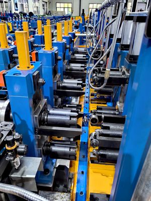Ligne de production de broyeur de tubes Équipement de soudage en acier au carbone Restes explosifs de guerre à haute fréquence faisant la machine Φ114-Φ273 Ligne de tuyaux soudés de haute précision