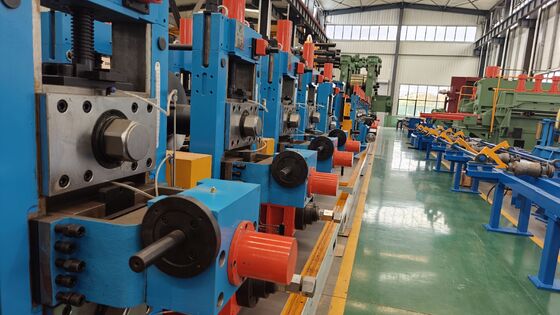 Machine de formage de tubes en acier au carbone soudé à haute fréquence HF